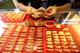 Vàng trang sức được bày bán tại một cửa hàng ở Yangon, Myanmar. (Ảnh: THX/TTXVN)