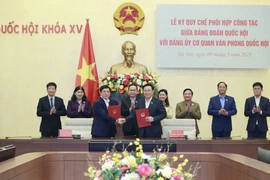 Ông Vương Đình Huệ, Ủy viên Bộ Chính trị, Bí thư Đảng đoàn Quốc hội, Chủ tịch Quốc hội và ông Bùi Văn Cường, Ủy viên Đảng đoàn Quốc hội, Tổng Thư ký Quốc hội, Bí thư Đảng ủy Cơ quan Văn phòng Quốc hội, Chủ nhiệm Văn phòng Quốc hội ký Quy chế phối hợp. (Ản