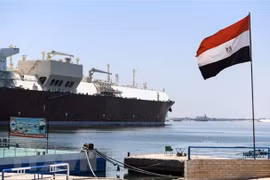 Tàu thuyền đi lại qua Kênh đào Suez, Ai Cập. (Nguồn: AFP/TTXVN)