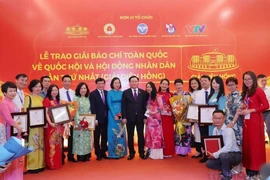 Chủ tịch Quốc hội Vương Đình Huệ, Tổng Giám đốc TTXVN Vũ Việt Trang chụp ảnh cùng các tác giả, nhóm tác giả của Thông tấn xã Việt Nam đoạt giải Diên Hồng lần thứ nhất năm 2023 (Ảnh: Hoàng Hiếu/TTXVN) 