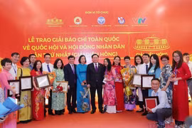 Chủ tịch Quốc hội Vương Đình Huệ, Tổng Giám đốc TTXVN Vũ Việt Trang chụp ảnh cùng các tác giả, nhóm tác giả của Thông tấn xã Việt Nam đoạt giải Diên Hồng lần thứ nhất năm 2023 (Ảnh: Hoàng Hiếu/TTXVN) 