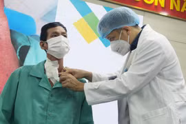 Một bệnh nhân bị hóc xương cá nhưng phải phẫu thuật mở cổ để lấy dị vật. (Ảnh: Đinh Hằng/TTXVN)