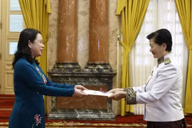Quyền Chủ tịch nước Võ Thị Ánh Xuân tiếp nhận Quốc thư của Đại sứ Vương quốc Campuchia Chea Kimtha. (Ảnh: Thống Nhất/TTTXVN) 