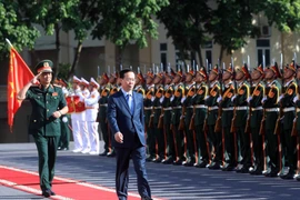 Chủ tịch nước Võ Văn Thưởng duyệt đội danh dự. (Ảnh: Thống Nhất/TTXVN) 