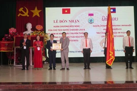 Ông Latanaphayvanh Dai, Bí thư thứ nhất nước Cộng hòa Dân chủ Nhân dân Lào tại Việt Nam, trao Huân chương Hữu nghị cho Trường Cao đẳng Thái Nguyên. (Ảnh: Quân Trang/TTXVN)