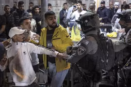 Binh sỹ Israel đụng độ với người Palestine tại Thành cổ Jerusalem. (Ảnh: AFP/TTXVN)