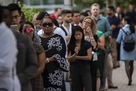 Người dân xếp hàng chờ phỏng vấn xin việc tại thành phố Arlington, bang Virginia, Mỹ. (Ảnh: AFP/TTXVN) 