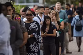 Người dân xếp hàng chờ phỏng vấn xin việc tại thành phố Arlington, bang Virginia, Mỹ. (Ảnh: AFP/TTXVN) 
