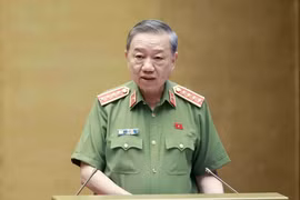 Bộ trưởng Bộ Công an Tô Lâm trình bày Tờ trình về dự án Luật Lực lượng tham gia bảo vệ an ninh, trật tự ở cơ sở. (Ảnh: Doãn Tấn/TTXVN)