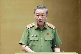 Bộ trưởng Bộ Công an Tô Lâm trình bày Tờ trình về dự án Luật Lực lượng tham gia bảo vệ an ninh, trật tự ở cơ sở. (Ảnh: Doãn Tấn/TTXVN)
