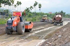 Phương tiện, máy móc triển khai thi công dự án Đường Vành đai phía Tây thành phố Đà Nẵng. (Ảnh: Quốc Dũng/TTXVN) 