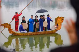 Hát quan họ trên thuyền. (Ảnh: Thanh Tùng/TTXVN) 