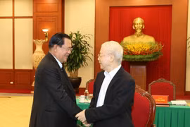 Tổng Bí thư Nguyễn Phú Trọng và Chủ tịch Đảng Nhân dân Campuchia Samdech Techo Hun Sen. (Ảnh: Trí Dũng/TTXVN) 