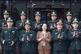 Quyền Chủ tịch nước Võ Thị Ánh Xuân với lãnh đạo, sỹ quan chỉ huy của Học viện Biên phòng. (Ảnh: Thống Nhất/TTXVN)