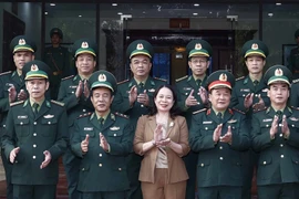 Quyền Chủ tịch nước Võ Thị Ánh Xuân với lãnh đạo, sỹ quan chỉ huy của Học viện Biên phòng. (Ảnh: Thống Nhất/TTXVN)