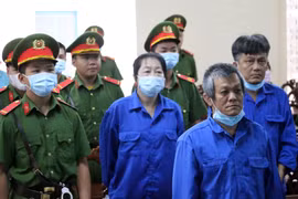 Bị cáo Nguyễn Thị Kim Hạnh (Mười Tường) cùng đồng phạm nghe Hội đồng xét xử tuyên án. (Ảnh: Công Mạo/TTXVN)