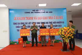Trung tướng Nguyễn Hải Trung, Bí thư Đảng ủy, Giám đốc Công an thành phố Hà Nội tặng quà cho nhân thân các liệt sỹ phòng cháy chữa cháy quận Cầu Giấy. (Nguồn: Bộ Công an) 