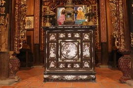 Tủ thờ được giữ nguyên bản từ xưa tại gian thờ chính của căn Nhà cổ Ông Kiệt. (Ảnh: Minh Hưng/TTXVN) 