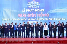Ông Trần Thanh Mẫn, Ủy viên Bộ Chính trị, Phó Chủ tịch Thường trực Quốc hội, Trưởng ban Chỉ đạo giải báo chí Diên Hồng và các đại biểu tại lễ phát động. (Ảnh: Doãn Tấn/TTXVN)