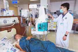 Một trong 4 ca ngộ độc nặng đang điều trị tại Bệnh viện Đa khoa Trung tâm An Giang. (Ảnh: TTXVN phát)