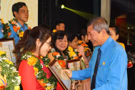 Ông Trần Thanh Hải, Phó Chủ tịch thường trực Tổng Liên đoàn Lao động Việt Nam, trao Bằng khen và biểu trưng cho các cá nhân điển hình học tập và làm theo tư tưởng, đạo đức, phong cách Hồ Chí Minh. (Ảnh: Thanh Vũ/TTXVN) 