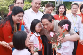 Thủ tướng Phạm Minh Chính thăm học sinh có hoàn cảnh đặc biệt khó khăn của Trường Phổ thông dân lập Herman Gmeiner. (Ảnh: Dương Giang/TTXVN) 