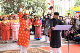 Đọc hịch văn Minh Thề tại Lễ hội Minh Thề, xã Thuận Thiên, huyện Kiên Thụy, Hải Phòng. (Ảnh: TTXVN phát)
