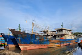 Tàu cá đóng theo Nghị định 67 của ngư dân xã Phước Hưng, huyện Long Điền, tỉnh Bà Rịa-Vũng Tàu hoạt động không hiệu quả phải nằm bờ. (Ảnh: Hoàng Nhị/TTXVN)
