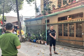 Lực lượng công an đã đưa đối tượng Trần Vũ Đạt đến hiện trường vụ việc để xác định lại vụ việc. (Ảnh: TTXVN phát)