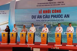 Phó Thủ tướng Trần Hồng Hà cùng lãnh đạo 2 tỉnh Bà Rịa-Vũng Tàu, Đồng Nai tiến hành nghi thức nhấn nút khởi công dự án. (Ảnh: Đoàn Mạnh Dương/TTXVN)
