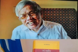 Nhà báo-dịch giả Vũ Văn Âu, nguyên cán bộ Thông tấn xã Việt Nam và cuốn Từ điển Việt-Tây Ban Nha do chính ông biên soạn. (Ảnh: Mai Phương/TTXVN)