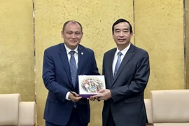 Ngài Kanat Tumysh (trái), Đại sứ Kazakhstan tại Việt Nam tặng quà lưu niệm cho Chủ tịch Ủy ban Nhân dân thành phố Đà Nẵng Lê Trung Chinh. (Ảnh: Trần Lê Lâm/TTXVN)