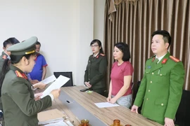 Cơ quan chức năng tống đạt các quyết định khởi tố, bắt tạm giam Nguyễn Thanh Thủy - Giám đốc Công ty cổ phần Công nghệ thông tin Lam Hồng. (Ảnh: TTXVN phát)
