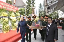 Lãnh đạo tỉnh Hà Tĩnh và đại biểu tỉnh Bolykhamxay (Lào) cùng Ban chỉ đạo Quốc gia 515 tiễn đưa hài cốt liệt sỹ về nơi an táng tại Nghĩa trang Liệt sỹ Quốc gia Nầm. (Ảnh: Hoàng Ngà/TTXVN) 