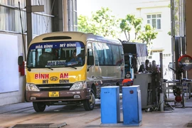 Các phương tiên thực hiện đăng kiểm tại Trung tâm Đăng kiểm xe cơ giới 28-01S (Hòa Bình). Ảnh: Trọng Đạt - TTXVN 