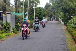 Đường xá ở huyện Mỹ Tú (Sóc Trăng) sạch đẹp chuẩn bị đón Lễ Sene DolTa. (Ảnh: Tuấn Phi/TTXVN)