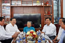 Phó Thủ tướng Chính phủ Lê Minh Khái thăm, chúc Tết mẹ Việt Nam Anh hùng Nguyễn Kim Mai, 90 tuổi, ngụ phường 7, thành phố Cà Mau. (Ảnh: Huỳnh Anh/TTXVN)
