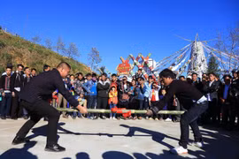 Hoạt động nghệ thuật, các trò chơi dân gian phục vụ du khách tham quan Khu du lịch cáp treo Fansipan Legend ở Lào Cai. (Ảnh: Quốc Khánh/TTXVN)