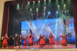 Tiết mục biểu diễn của học sinh Trường Trung học cơ sở Dịch Vọng tại Liên hoan. (Ảnh: Nguyễn Cúc/TTXVN) 