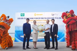 Lãnh đạo Sở Du lịch tỉnh Quảng Ninh chào mừng thủy thủ đoàn tàu Zhao Shang Yi Dun (Trung Quốc). (Ảnh: TTXVN phát) 