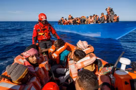 Người di cư được giải cứu ngoài khơi Libya. (Nguồn: AFP/TTXVN)