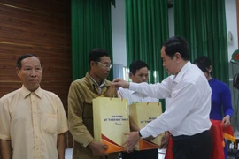 Ủy viên Bộ Chính trị, Phó Chủ tịch thường trực Quốc hội Trần Thanh Mẫn tặng quà cho các gia đình chính sách, người có công, hộ nghèo nhân dịp Tết Nguyên đán 2023 trên địa bàn huyện Châu Thành, tỉnh Sóc Trăng. (Ảnh: Nhật Bình/TTXVN)