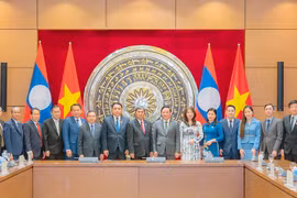 Phó Chủ tịch Quốc hội Nguyễn Khắc Định và Phó Chủ tịch Quốc hội Lào Khambay Damlath chụp hình lưu niệm. (Nguồn: Báo Đại biểu Nhân dân)