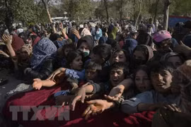 Người Afghanistan, sơ tán khỏi tỉnh Takhar để tránh xung đột, chờ nhận lương thực viện trợ tại Kabul. (Nguồn: AFP/TTXVN)