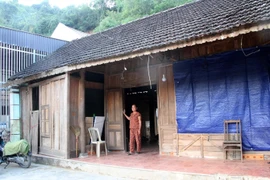 Gia đình bà Vang Thị Bình, khối 1, Thị trấn Mường Xén, huyện Kỳ Sơn (Nghệ An) bị lũ cuốn đi toàn bộ tài sản nhưng nhờ sự giúp đỡ của chính quyền, các nhà hảo tâm nên nay cuộc sống đã trở lại bình thường. (Ảnh: Văn Tý/TTXVN)