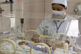 Nhân viên y tế thực hiện đề án về sàng lọc sơ sinh. (Ảnh: TTXVN) 
