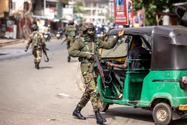 (Tư liệu) Binh sỹ Sierra Leone gác trên đường phố tại Freetown. (Ảnh: AFP/TTXVN)