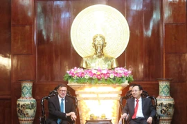 Bí thư Thành ủy Cần Thơ Nguyễn Văn Hiếu tiếp Đại sứ Australia tại Việt Nam Andrew Goledzinowski. (Ảnh: Ánh Tuyết/TTXVN)