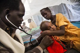 Điều trị cho trẻ em mắc bệnh lao tại bệnh viện ở Malakal, Nam Sudan. (Nguồn: AFP/TTXVN)
