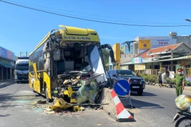 Ôtô khách mang biển kiểm soát 77F-00031 hư hỏng nặng phần đầu sau vụ tai nạn. (Ảnh: Tường Quân/TTXVN)